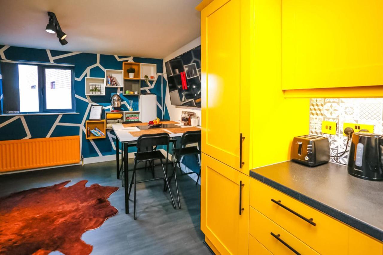 Funky City Apartment - Secure Parking - Wifi - Sleeps 6 - No Parties Belfast Exterior foto