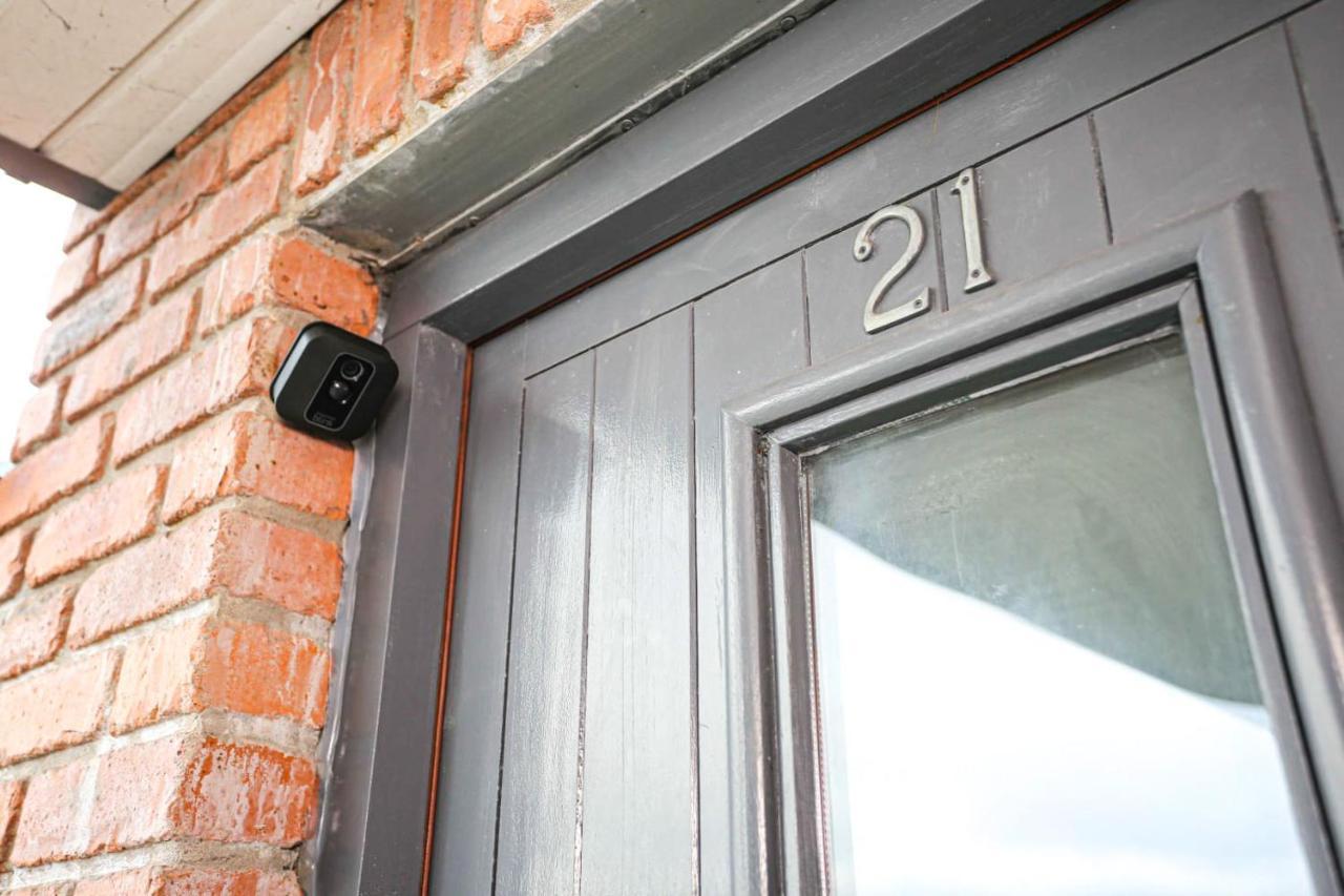 Funky City Apartment - Secure Parking - Wifi - Sleeps 6 - No Parties Belfast Exterior foto