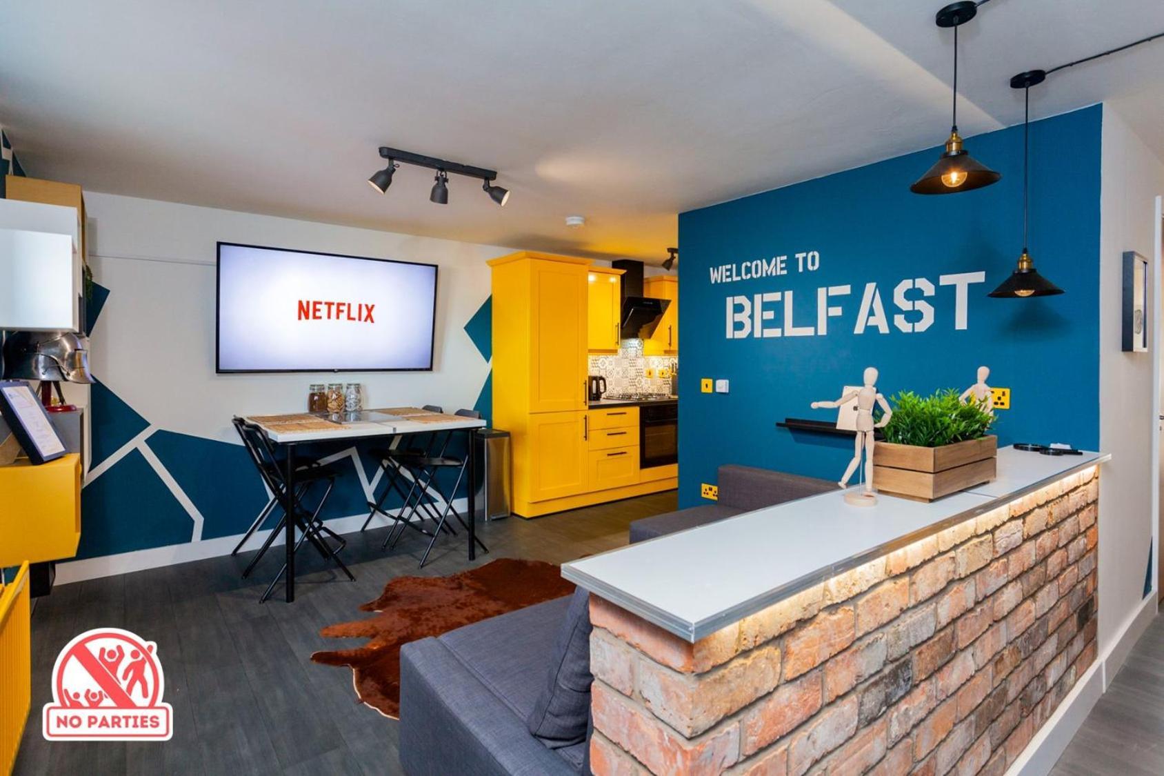 Funky City Apartment - Secure Parking - Wifi - Sleeps 6 - No Parties Belfast Exterior foto
