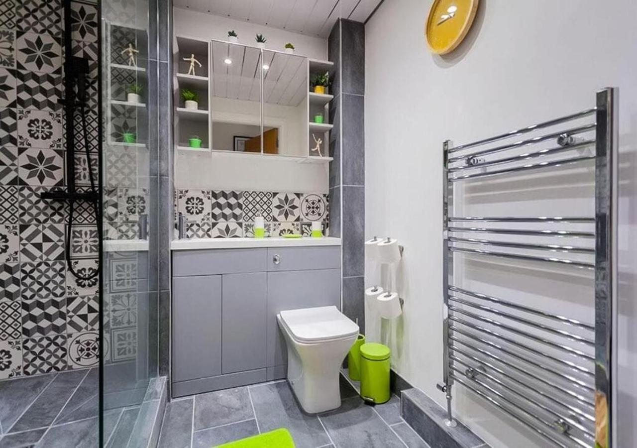 Funky City Apartment - Secure Parking - Wifi - Sleeps 6 - No Parties Belfast Exterior foto