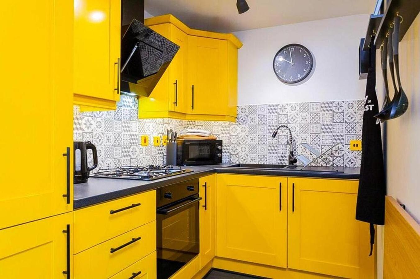 Funky City Apartment - Secure Parking - Wifi - Sleeps 6 - No Parties Belfast Exterior foto